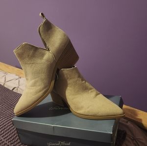 Pointed toe ankle booties
